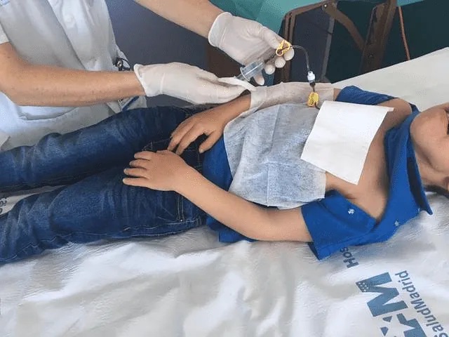 PORTA-T niño con camisa en tratamiento